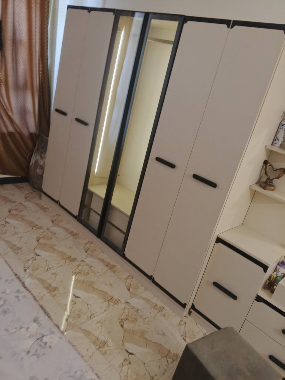 السلام عليكم
غرفة تركيا سبع قطع صارلي شهرين من اخذتهة 
#البيع لغرض الانتقال 
مكاني بغداد البلديات 
***********
