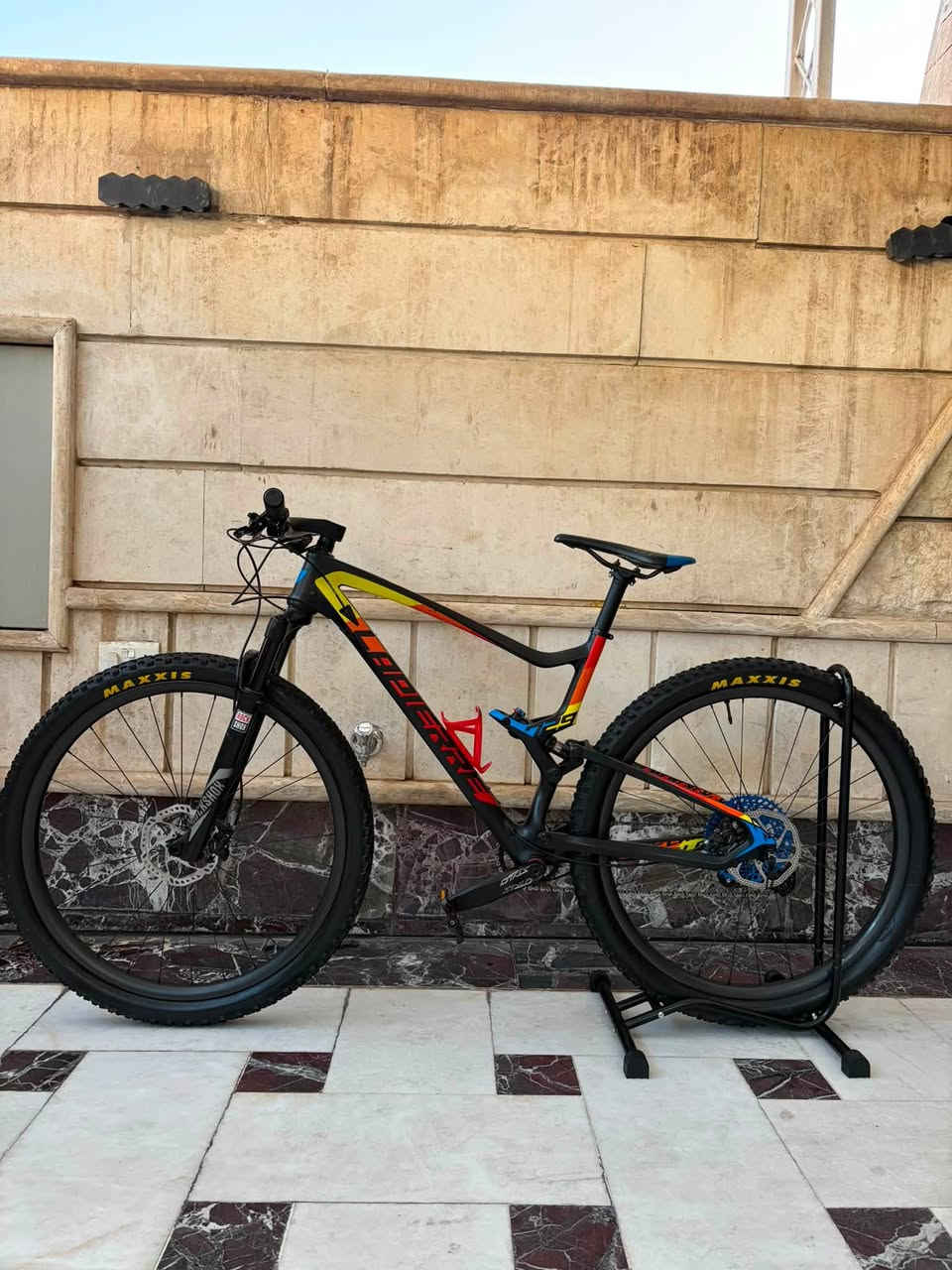 السلام عليكم🌟
للبيع دراجه ماركه LAPIERRE الفرنسيه
حجم الفريم L 
حجم التاير 29 
كروب سيت SRAM SX 
دبل امامي ROCK SHOX 
تحكم بل ستيرن 
دبل وسطي ROCK SHOX
تايرات من شركه MAXXIS 
الامامي MAXXIS ARDENT 
الخلفي MAXXIS FOREKASTER
التايرات بنضام الچوبلس 
سرج من شركه fizik 
بطيخات DT SWISS 240
ستيرن كاربون 
بوري سرج كاربون 
وياله كاربون 

مكاني بغداد زيونة 710📍
للتواصل/***********☎️
