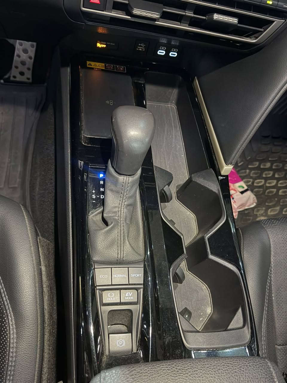 #كامري 2025  XSE وارد امريكي  فول الفول
اللون ابيض توكلر 

حادث سياره / جاملغ امامي صفحة السايق مع حافة البنيد فقط 
 بدون ايرباك وبدون دواخل 
 
 مواصفات XSE 
🔹داخل جلد اسود 
🔹بصمة تشغيل ابواب وصندوك
🔹فتحة سقف ( سلايد روف ) قمارة بنوراما ع طول السيارة 
🔹فتح الصندوك ذكي 
🔹محرك 2500 هايبرد 
🔹كاميره دوارة  360 
🔹رادارات 360 درجة ( امامي جانبي خلفي ) تمنع التصادم الامامي والجانبي والخلفي
🔹التحذير عند فتح الباب 
🔹تحكمات ستيرن 4 جهات  
🔹 شاشة 4 وضعيات للعدادات
🔹 4 وضعيات قيادة ( عادي/ سبورت /ذكي / اقتصادي ) 
 🔹مثبت سرعة ذكي ( التحذير عند مغادرة المسار )
‏🔹Auto Hold التوقف لفترات قصيرة
🔹الهاند بريك بصمة 
🔹شاشة  حجم كبير لمس تدعم نظام الابل كار بلي والاندرويد اوتو بدون كيبل يربط التلفون واير ليس و GPS  
🔹شحن واير ليس 
🔹ويل كب 19 رياضي مع تخم تاير جديد 
🔹نظام الصوت Bose عدد السماعات 8 ‏
🔹دخول ذكي عند الاقتراب 
🔹لايت لد
🔹نقطة عمياء
🔹تدفئة بالكشنات
🔹 لد متغير الالوان لون على طول الدشبول
🔹تحديد مسار وقيادة ذاتية  ورادار امامي 
🔹مانع انزلاق 
🔹السيارة ماشية 16 الف وقابلة للزيادة 
رقم بغداد وبسمي تحويل ثاني يوم  
 مكان سيارة بغداد  
للاستفسار الاتصال
***********
