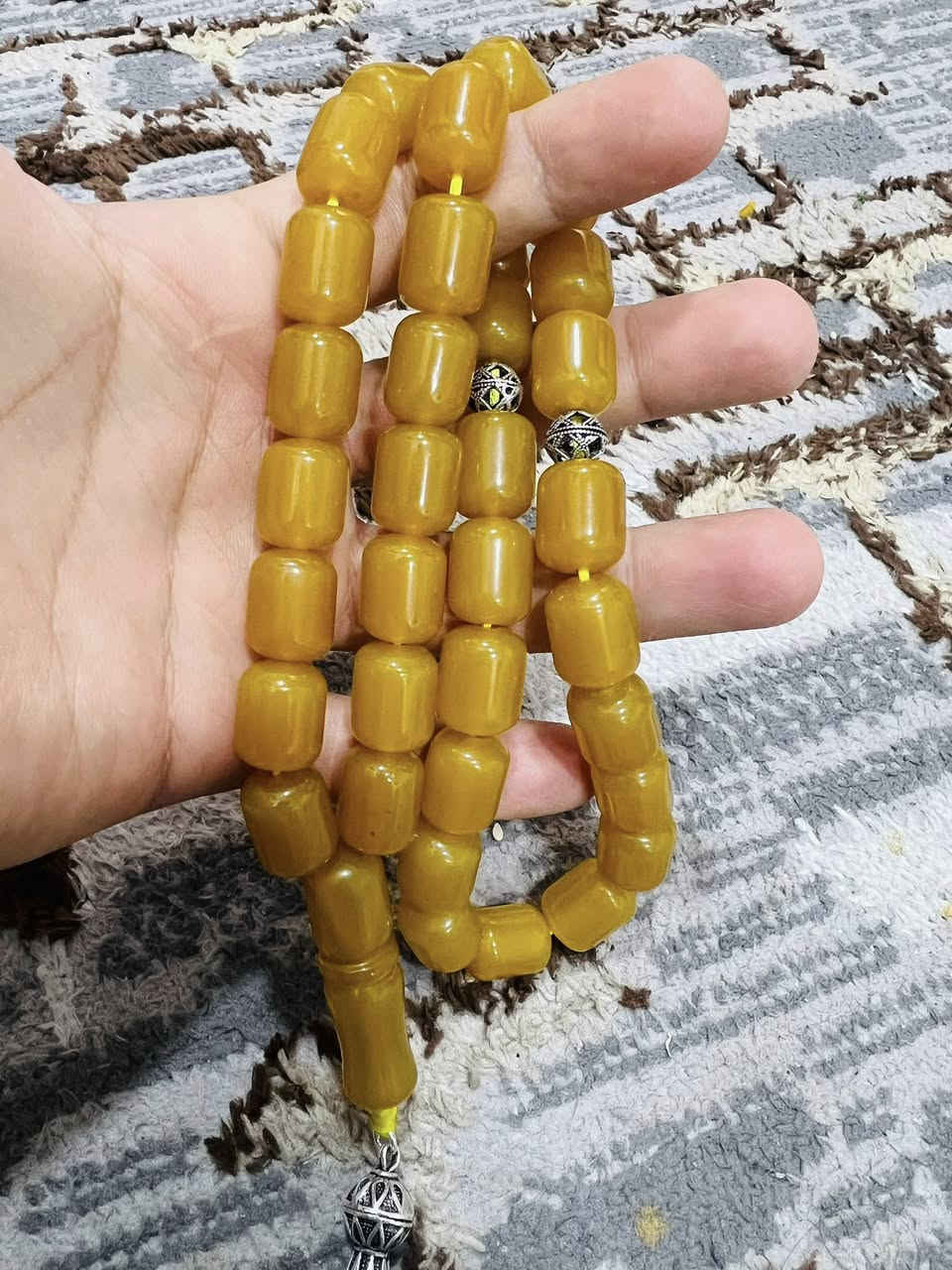 السلام عليكم
سندلس افغاني 35 خرزه معه كركوشه وفواصل فضه 
وزن السبحه 98غرام معه الفضه 
وزن الكركوشه 20 غرام
السعر 125 يوجد توصيل 
***********
