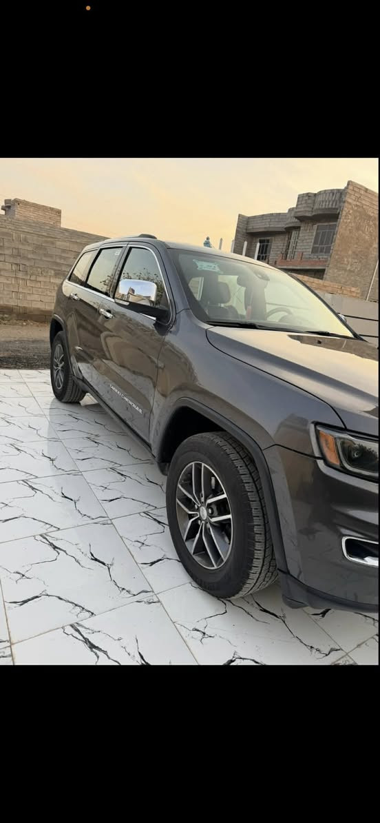 ‏ Jeep Grand cherokee Limited 2017
‏4x4
فول مواصفات كل المواصفات بيها 
بنوراما 
كشن جلد وتدفئه وستيرن تدفئه
كير 8 سرعات 
صندوق كهرباء 
كشن كهرباء
نظام Selec-Terrain (ثلج – رمل – طين – أوتو)
مانع انزلاق 
مساعد نزول المرتفعات
دوزون (تحكم مناخي مزدوج)
مقود جلد مع تحكمات
مرايا كهرباء مع تسخين
تشغيل عن بعد 
كاميرا خلفية
حساسات خلفية وأماميه
كل المواصفات بيها فول 
رقم بغداد الجديد 
ماشيه( 97 ) الف
حادثها بابين (باب الصدر والي وراه) مبدلات بدون صبغ
السعر 200$
اتصال فقط
***********
