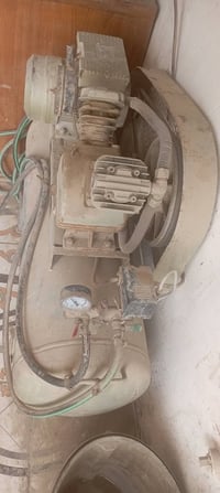 كمبريسر البيع  السعر 300 وبي مجال الشراي 07721113320 مكان حي الفرات