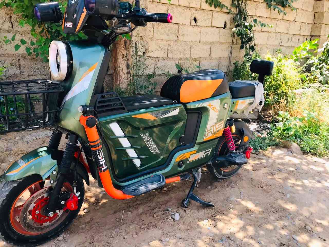 السلام عليكم 

ماطور x900
باتريات 32 امبير 
باتريات عدد 5
اشاير يمين يسار
ضو عالي ناصي 
بي نظام بك R
ماطور نضيف جداً
بي جنطة 

سعر 500 وبس مجال 
يرهم مراوس بماطور بانزين فقط 
متواجد خاص 
هـ ***********
