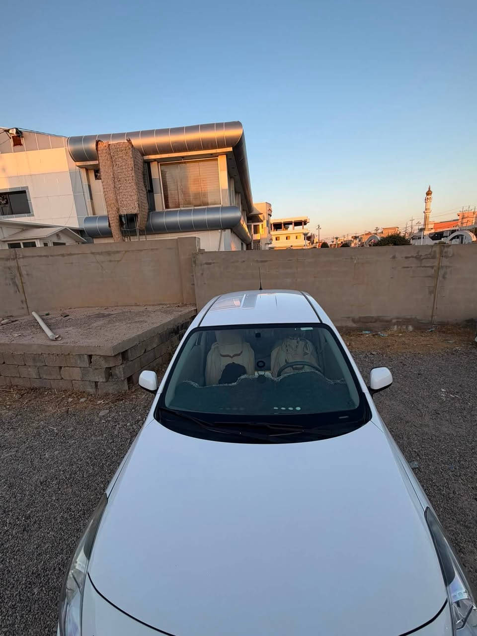 نيسان صني هندي
سيارة گير و محرك بشرط، بدون صبغ و دواخل
فقط بيها شخط 
سعر ١١٠ ورقة و بيها مجال
***********
