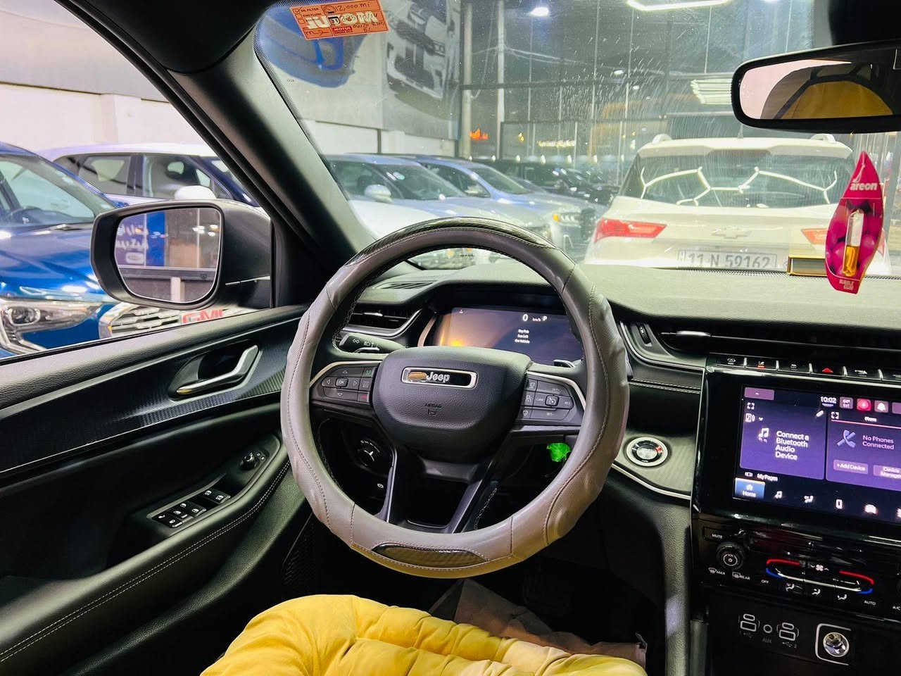 السلام عليكم اول شي نذكر رسول الله وأل بيته.
السياره جيب شيروكي وارد امريكي .
الوان: نيلي طافي.
محرك السياره : 3600.
السياره رقمه شهداء نجف .
عداد المسافه 81000ميل
موديل السياره2024.
حادثه : قطعتين فقط.
مواصفاتها. تحكمت استيرن قياده ذاتيه عداد تحديد السرعه  كامره ليليه شاشه كبيره .
 صاحب المعرض1 علي الكرعاوي.                                         صاحب المعرض2 مصطفى شعبان.                                      رقم المعرض:***********. سعر السياره 295
