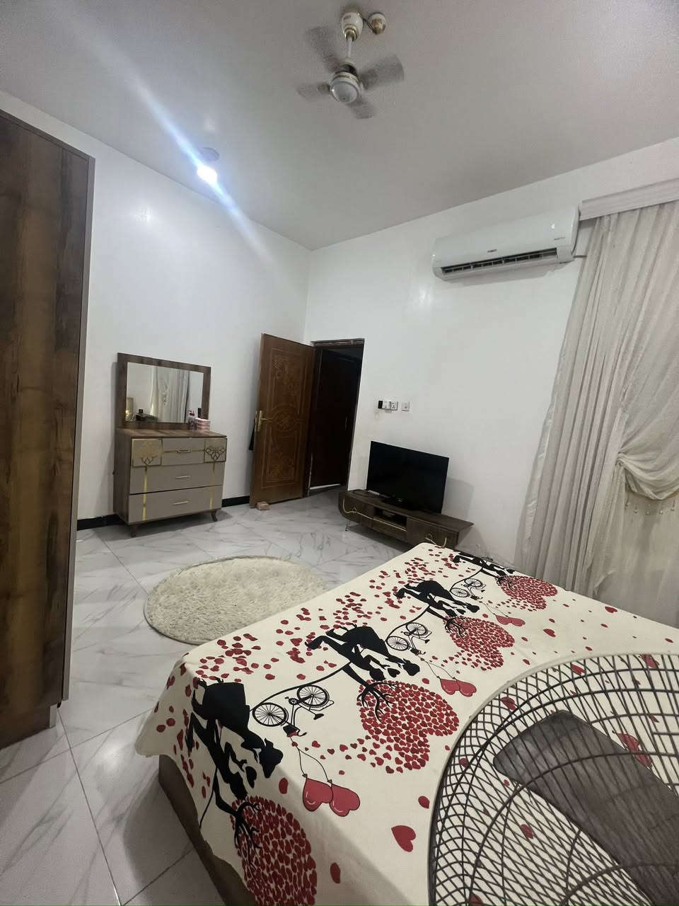 السلام عليكم بيت للبيع طابو زراعي وبي معامله تمليك بالبلديه  مساحته 180 يتكون من غرفة  كبيرة وديوانيه كبيرة وصالتين وحدة كبيرة ووحده صغيرة ومطبخ مثل ماموضح بالصور بالاضافة الى صحيات عدد 2 البيت كونكريت من الاساس للسقف والسطح شتايكر  ينباع هو والاثاث كامل 
العنوان الاسكان الصناعي شارع الحولي قرب المدرسة الصب 
للتواصل *********** متواجد فقط واتساب 
السعر 90 بدون اثاث وبي مجال 
115 مع الاثاث وهم بي مجال رجاءاً اذا ماتشتري لاتكسر السعر.
