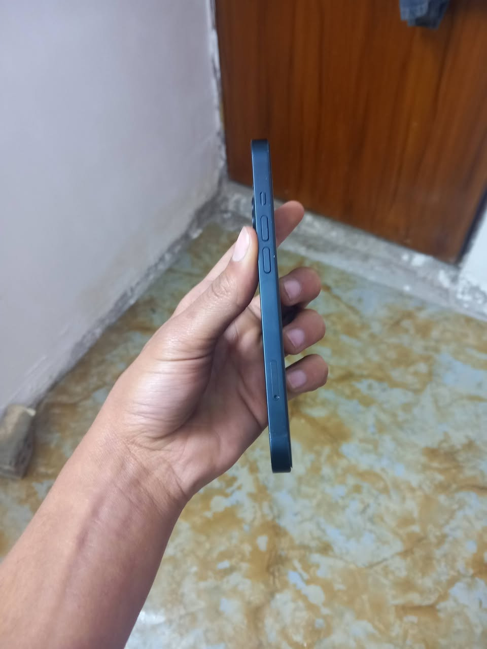 سلام عليكم اخوتي عندي هاذ ال13 العادي عربي شرق اوسط  ذاكرة ب128بطارية94 تليفون نضيف مال بيت نضافة عامة وتر ممفتوح رايدة ب425 وبي مجال حك جية مكاني بغداد مدينة ***********
