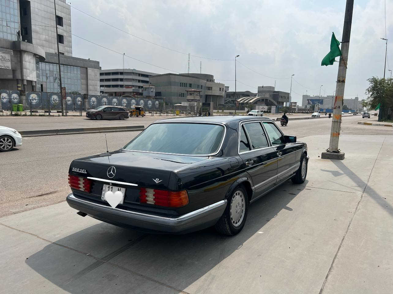 سلام عليكم مارسدس رئاسي موديل1990
560SAL
مكفوله من الضربه وتبديل بس صبغ جماليه 
جديدة سياره كلش داخل عسلي كهربائيات كلها شغاله وكير ومكينه مكفولات معروضه سياره 140ورقه مكانها بغداد شارع فلسطين وهذا رقمي *********** اتصل وادلل
