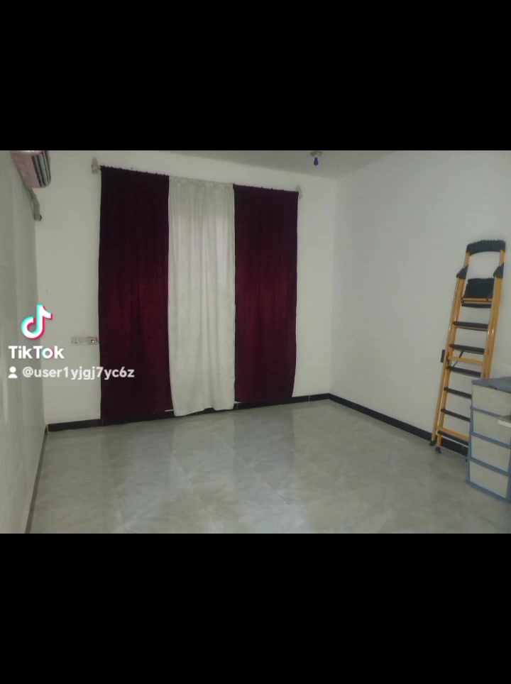 سلام عليكم الدار البيع شارع الجامع عبدالله الرضيع الخماس مساحه 200متر رقم الاستفتار ***********
