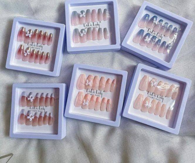 موناليزا للبيع مكياج عطور اكسسوارات المربع الذهبي قرب مدرسه الشهيد يعقوب ***********
