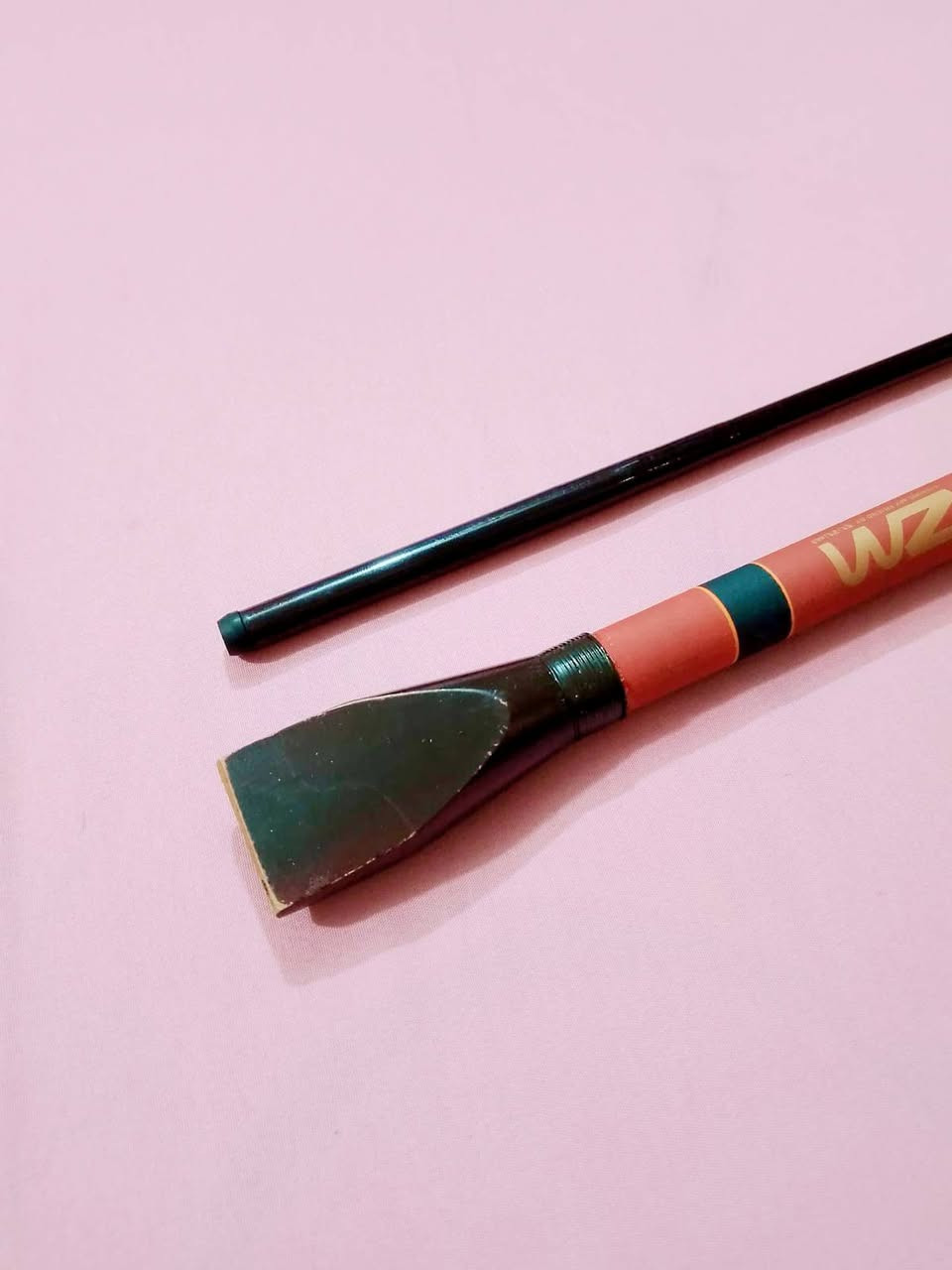 ✓✓✓السعر خاص ✓✓✓
الرقم‏ وات ساب
‪***********‬‏
​الاسم سيزومي SZM (Suzumi) اليابانية، الموديل هو (Under Throw Rod 15-150) المخصص لرمي الأثقال الخفيفة والمتوسطة من الأسفل أو القوارب.
​الطول: 1.50 متر 
(تتكون القصبه من قطعتين، ومكتوب عليها الرقم 150 الذي يرمز للطول بالسنتيمتر).
​الصُنع: العلامة التجارية يابانية (Suzumi)، وتُصنع هذه الفئات غالبا  في كوريا لحساب الشركة اليابانية.
​الصلابة والأكشن: تصنيف الصلابة (قوة الرمي) يقع ضمن فئة رقم 15 (حسب التصنيف الياباني للقصبات)، وهي مرنة إلى متوسطة المرونة (Medium-Light)، الجزء العلوي (القمة) مصمت ومرن جداً للحساسية العالية وسهولة الرمي والتأرجح.
​الثقل (وزن الرصاص المناسب للرمي): مثالية لرمي أثقال (بلد / شص) تتراوح تقريباً بين 35 إلى 60 غرام (ما يعادل أوزان رمي خفيفة إلى متوسطة).
​وزن القصبة: خفيفة الوزن جداً ورشيقة في اليد نظرًا لقصر طولها ونوعية المواد.
