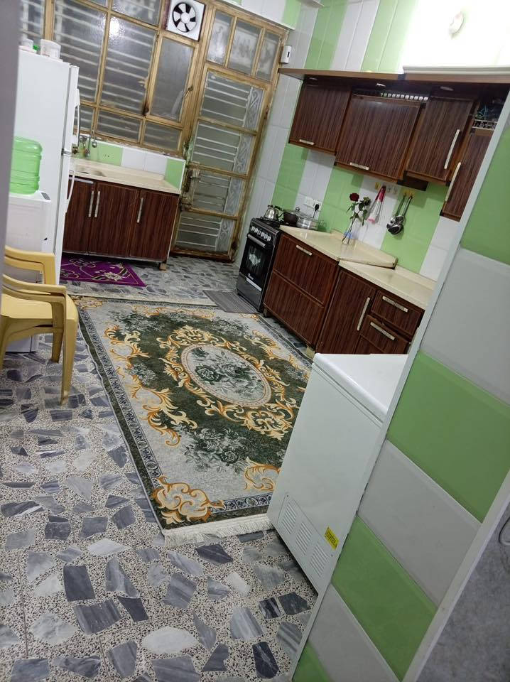 السلام عليكم  بيت بيت للبيع واقع حال طابق واحد
المساحه ١٦٠ متر بناء حديث 
يحتوي على استقبال و مطبخ وغرفة نوم ومساحة درج وصحيات 
العنوان نواب الضباط خلف نوتلا كيك استفسار اتصل ***********
