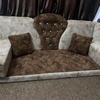 ديوان خشب واسفنج • نظيف ٩٨٪ • كاربد ٣.٥×٤