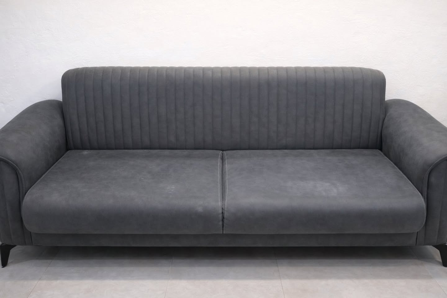 للبيع قعدة كاملة بحالة ممتازة ✨
تخم تكمه ينفتح يصير جربايه + كرسيين 
القماش مخمل مريح وشكل مودرن أنيق  
نظيف جدًا واستعمال خفيف وما بي مشاكل  

مناسبة للبيت أو الضيوف وشكلها جميل بالصالون.  

💰 السعر:  1,100,050 دينار  
📍 المكان: (الكاظميه )  

للمعاينة أو الاستفسار ***********
