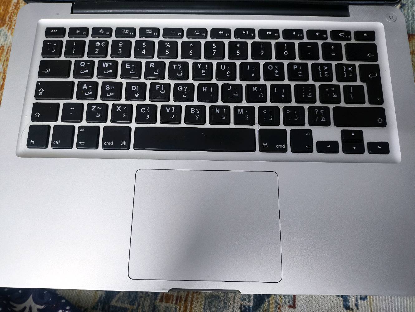 📢 للبيع: لابتوب أبل ماك بوك برو (MacBook Pro 13-inch - Mid 2012) 💻✨
لابتوب أوريجينال وقوي من أبل، خامة ألمنيوم متينة جداً وممتاز للدراسة، التصفح، والعمل اليومي.
🔹 المواصفات الفنية:
المعالج: Intel Core i5 بسرعة 2.5GHz (مع Turbo Boost يصل لـ 3.1GHz).
الذاكرة (RAM): 4GB DDR3 (قابل للترقية بسهولة حتى 16GB).
التخزين: 500GB HDD (قابل للترقية إلى SSD).
الشاشة: 13.3 بوصة ناصعة بدقة HD.
كارت الشاشة: Intel HD Graphics 4000.
المنافذ: USB 3.0، Thunderbolt، قارئ كروت SDXC، ومحرك أقراص CD/DVD.
🛠️ حالة الجهاز والملاحظات:
الحالة العامة: نظيف جداً، والشاشة واللوحة الأم وكل القطع الداخلية تعمل بكفاءة عالية.
الملاحظة الوحيدة: يحتاج تصليح أو تبديل قاعدة الشحن (MagSafe Port) فقط. (ملاحظة: قطعتها منفصلة ورخيصة المتوفر بالسوق وسهلة التبديل لهذا الموديل).
الملحقات: الشاحن الأصلي (MagSafe 60W 

ويحتاج براغي اربعه للقاعده 

السعر 80 الف رقمي (***********)
العنوان بغداد