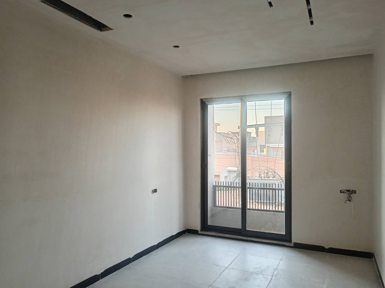 دار طابو طابقين بناء حديث للبيع
العنوان /كركوك حي المعلمين مقابل جامع الفتح على شارع ١٥ م
المساحة / ١٢٠ متر
الواجهة / ٦ أمتار في ٢٠ متر
السعر / ٢٢٥ مليون
للاتصال / ***********
