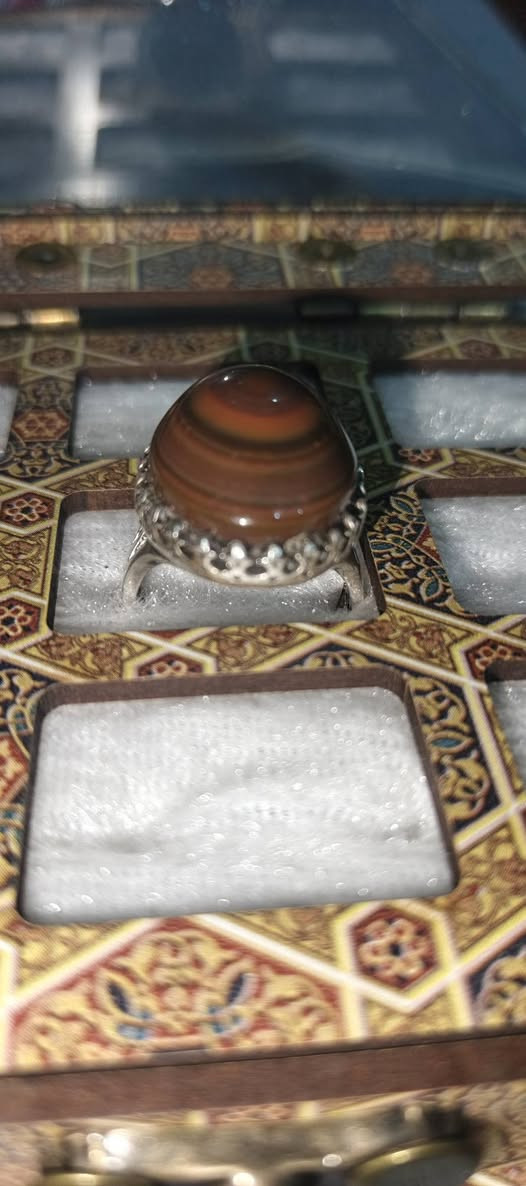 اللهم صل على محمد وال محمد 
جزعة يمانية وازعية شرط تفحص وين متريد 
صياغة عراقية فضة٩٢٥ 
قياسها ٢٤/٢٥
*********** بغداد حسينية الراشدية توصيل عالمتشري
