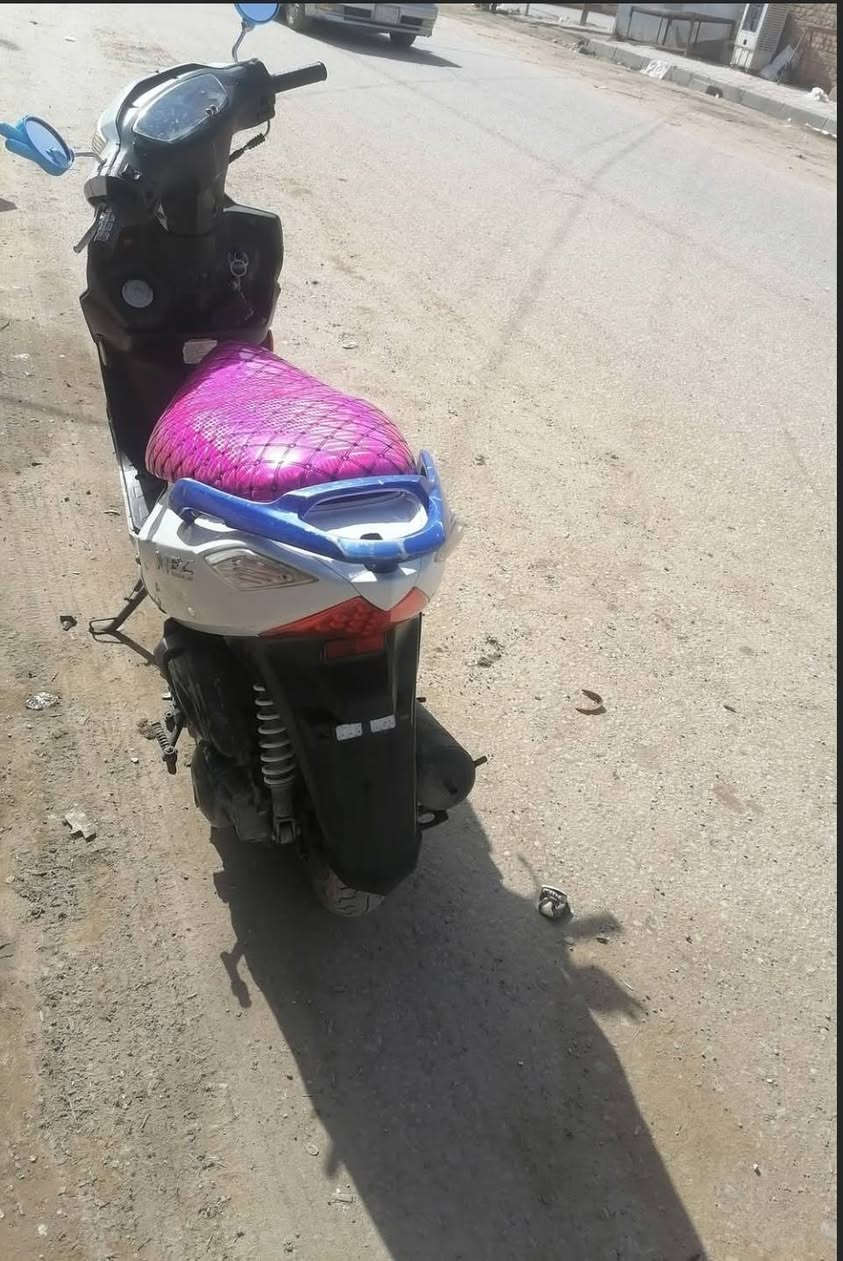 سلام عليكم دراجه ماكس.دراجه تخبل بس بيها عطل قليل
1_ باتري كاعد 

2 _ كابريتر جديد عوزه بس تنضيف واذا تبدله بعد احسن 

3- دراجه نكره هندر 

4- سرعه 140

اني طالب مدرسه ومالي خلك اصلحها  حالياً شغاله كلشي نشره ولايت وشاره ونكه هندر كلهن يشتغلن سعرها 250 وبيها مجال للطيبين عنواني شطره حاوي العباس رقمي ***********
