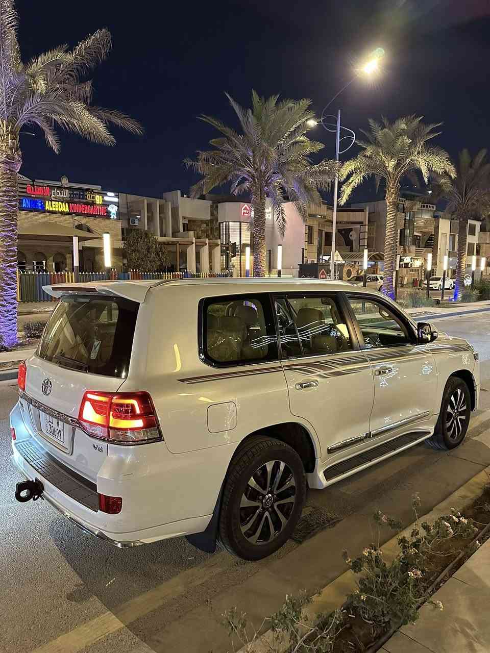 السلام عليكم لاندكروز 2017 ساز SAS وايت ادشن للبيع
المواصفات :
محرك V8 4600 المرغوببب
كامرات 360درجه
فتحة سقف 
حساسات اماميه وخلفيه 
لايت LED
مراية قلابه
تبريد شغال ثلاث قطع 
ومواصفات خير من الله 
السياره خليجيه ساز وايت ادشن 
وهواي تفاصيل متنذكر 

السعر 485 وبيها مجال ماكو هيج نضافه بهيج سعر
السياره كفاله عامه من الصبغ بس فقط بارد على كد شبر 
ماشيه 118 
المكان بغداد حي العلام
للاستفسار ‭ ***********
