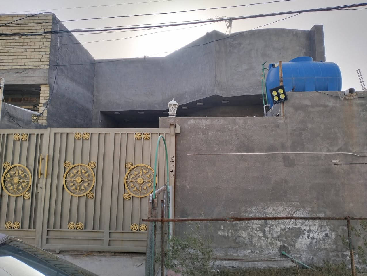 للبيع بيت سكني مميز
بيت للبيع بمساحة 162 م² طابو زراعي، يقع في حي المهندسين الثانية.
يتميّز بموقع ممتاز على شارع عرض 10 أمتار، ومقابله أيضًا شارع 10 أمتار، مع توفر جميع الخدمات.
البيت طابق واحد، بناء جديد من الطابوق، والأرضيات سيراميك، ويتكوّن من:
استقبال أنيق
صالة مريحة
غرفة نوم سويت
مطبخ
حمام
مرافق خارجية
مناسب للسكن العائلي الهادئ، وتشطيب نظيف وجاهز للسكن.
📞 للاستفسار والمعاينة التواصل على الخاص.*********** /‏‪0773 472 4058‬‏ @
