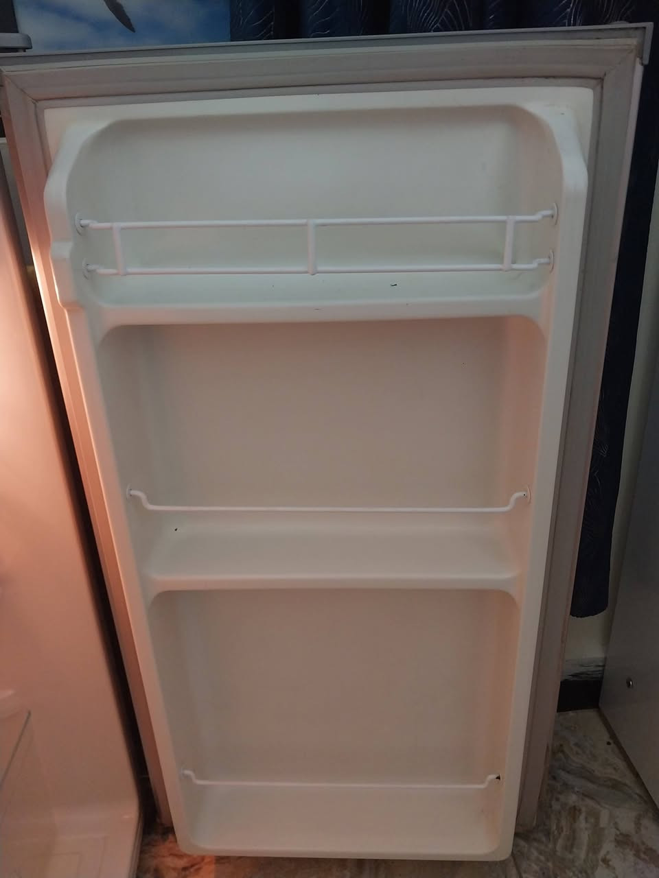 السلام عليكم
ثلاجه حجم صغير جديده نضيفه كلش اي عطل او تصليح مابيها السعر 75 
للاستفسار او الاتصال *********** بي واتساب
