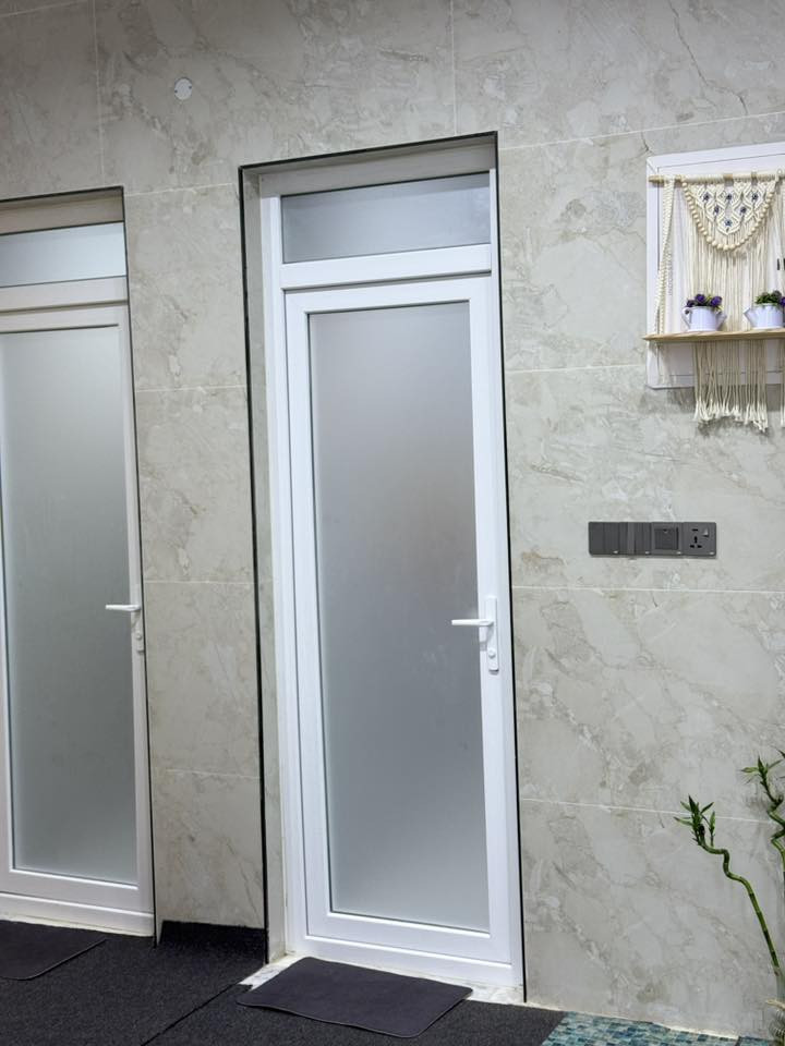 السلام عليكم دار للبيع المساحه ١٥٠ واجهه ١٠ نزال ١٥ سند ٢٥
طابق واحد غرفتين نوم حمامات ٣ ثنين داخليات وحمام خارجي هول واستقبال ومطبخ ومناور ٢ واحد منهم مأسس مطبخ حار بناء جديد ٢٠٢٦ درجه أولى سقوف جبس الارضيه مرمر تركي والجدران بورسلاين هندي الأبواب عازل حديد  المجاري والماء والكهرباء  درجه أولى أسلاك حراريه المكان مجمع الأمير السكني الطهمازيه مجمع كامل تبليط ومي وكهرباء ومولد موجود مدرسه وروضه ومجمع طبي وأسواق للاستفسار ***********
