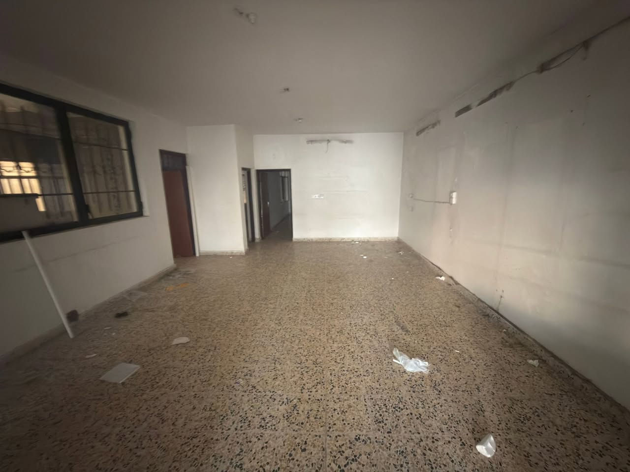 للإيجار للإيجار دار تجاري في حي النور على سايدين دانية ماركت
مساحة/ 335متر طابق واحد،،يحتوي على كراج كبير واستقبال وهول وغرفتين نوم ومنور ومطبخ وصحيات وبيتونة وسطح ناصي عالي سعر الايجار الشهري (مليون و250الف) قابل للتفاوض

للاستفسار تواصل على واتساب فقط. 
‏ ‭***********‬ اسيا / ‭***********‬
