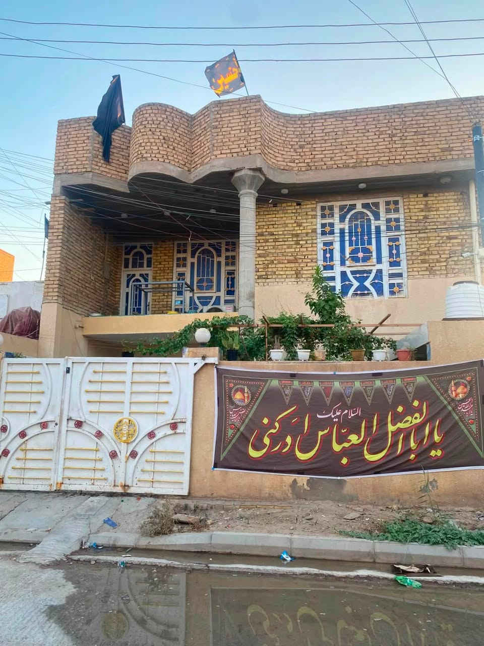 السلام عليكم بيت مساحه 200متر. طابو صرف حر
مؤقع زين القوس خلف شارع المدارس قريب عله ابو ليث المختار يتكون من ستقبال ومطبخ وهول وغرف عدد 2 
الستقبال عكاده وغرفه بس باقي البيت صب كله القاط الثاني كامل اربع غرف نوم ومجع صحيات بي 3حمامات 
وحديقه مترين ب مترين 
وكراج سياره 5  في 6
السعر 130 وبيه مجال قليل
الاستفسار اتصل ع رقم 
‭***********
