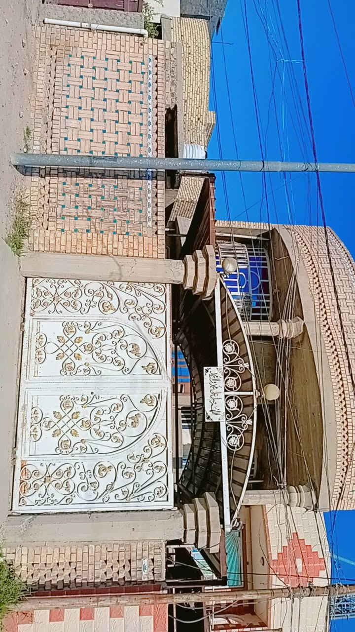 السلام عليكم بيت مساحة ٢٣٨م طابو صرف طابقين الطابق الأول غرفتين نوم زائد مطبخ استقبال كليدور وصحيات داخليه وخارجية
الطابق الثاني ٣ غرف نوم زائد كليدور كبير وصحيات 
ملاحظه البيت يحتاج إلى أرضية  والبيت بناء ٢٠١٥ رقم الهاتف *********** العنوان حي العسكري خلف دائرة النفط ومستوصف شهيد الإسلام
