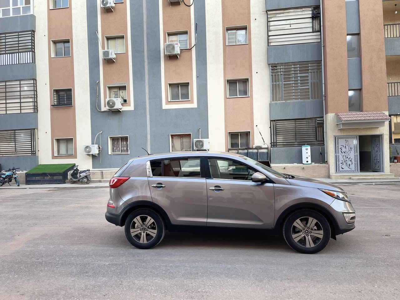 سبورتج 2013 محرك 2400  السعر  $119
دفع رباعي نظام إيكو تحكم استيرن
 وبلوتوث ومنفذ اواكس ومنفذ usp 
 وتبريد  قطعتين وحساسات  خلفية 
باتري جديد  تخم تاير جديد  سنويه 
لغاية  2028 حره رقم دولي باسمي 
والسيارة جاهزه من كلشي

ملاحضه/ حادثه  قطعتين  بدون 
دواخل الحادث مرفق بالمنشور 
مكانه ديوانيه اتصال ***********
