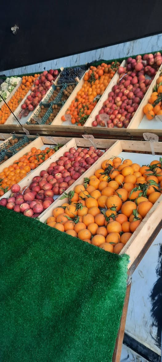 اغراض بقاله للبيع
عارضه عدد ٢
طول كل وحده  ٥ متر وأربعين سانتيم 
مرايه عدد٥ طول ٢ متر و ١٥ سانتيم
ميز طول  ٦ متر ونص 
ميز مكتب 
العنوان الخاجيه 
***********
