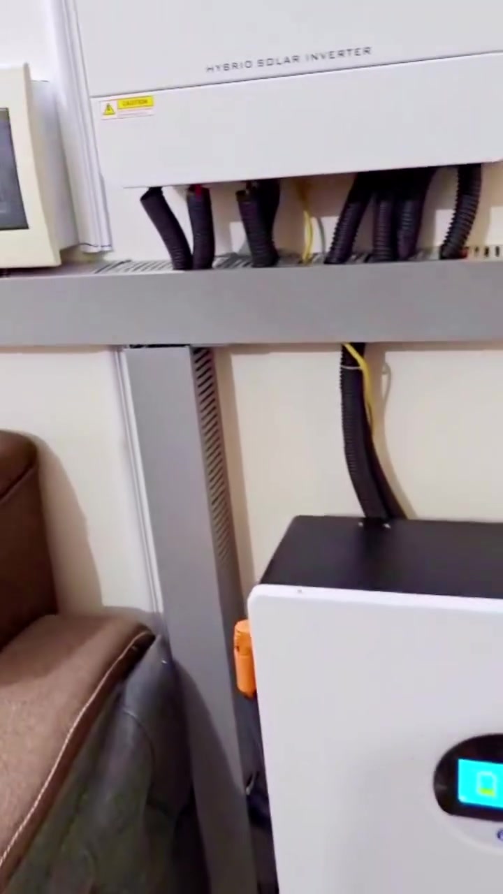🔋 القوة الحقيقية والاستقرار التام.. مع Power Security ⚡️

عندما تجتمع التكنولوجيا العالمية مع التنفيذ الاحترافـي، تكون النتيجة طاقة مستدامة لا تعرف الانقطاع. فخورون بتقديم هذا المشروع النوعي لزبائننا الكرام.

🛠 المواصفات الفنية للمنظومة:

• خزن الطاقة الفائق: بطاريات ليثيوم من شركة Gospower العالمية عدد (2)، بقدرة إجمالية ضخمة 32kW. (أمان، عمر طويل، وأداء جبار).

• التحكم الذكي: إنفيرتر FOXTECH Hybrid بقدرة 16kW، المتميز بقدرته العالية على إدارة الأحمال الثقيلة وتوفير تيار "صافي" ومستقر.

• الأداء: نظام هجين متكامل يوفر لك كهرباء 24 ساعة، ويغنيك تماماً عن مشاكل تذبذب الفولتية في الشبكة الوطنية.

💎 لماذا تختار أنظمة Power Security؟

✅ تخزين عملاق: بفضل بطاريات Gospower، نضمن لك تشغيل المكيفات والأجهزة الثقيلة لساعات طويلة وبراحة تامة.

✅ تقنية FOXTECH: إنفيرتر ذكي يمنحك أعلى كفاءة تحويل للطاقة مع حماية كاملة للمنزل.

✅ تنفيذ هندسي أنيق: نهتم بترتيب "البوردات" والأسلاك لضمان مظهر لائق وأمان عالٍ لمنزلك.

✅ وداعاً للمولدات: استثمر في راحتك وتخلص من ضجيج ومصاريف المولدات للأبد.

🚀 انتقل الآن إلى عالم الطاقة الذكية مع خبراء Power Security.

📞 للحجز والاستفسار، تواصل معنا الآن:
***********

طاقتك.. أمانتنا.
 #طاقة #ريلزات #كربلاء #البصرة #بطاريات #فيسبوك #power #الواح #بغداد #طاقة #تنصيب

