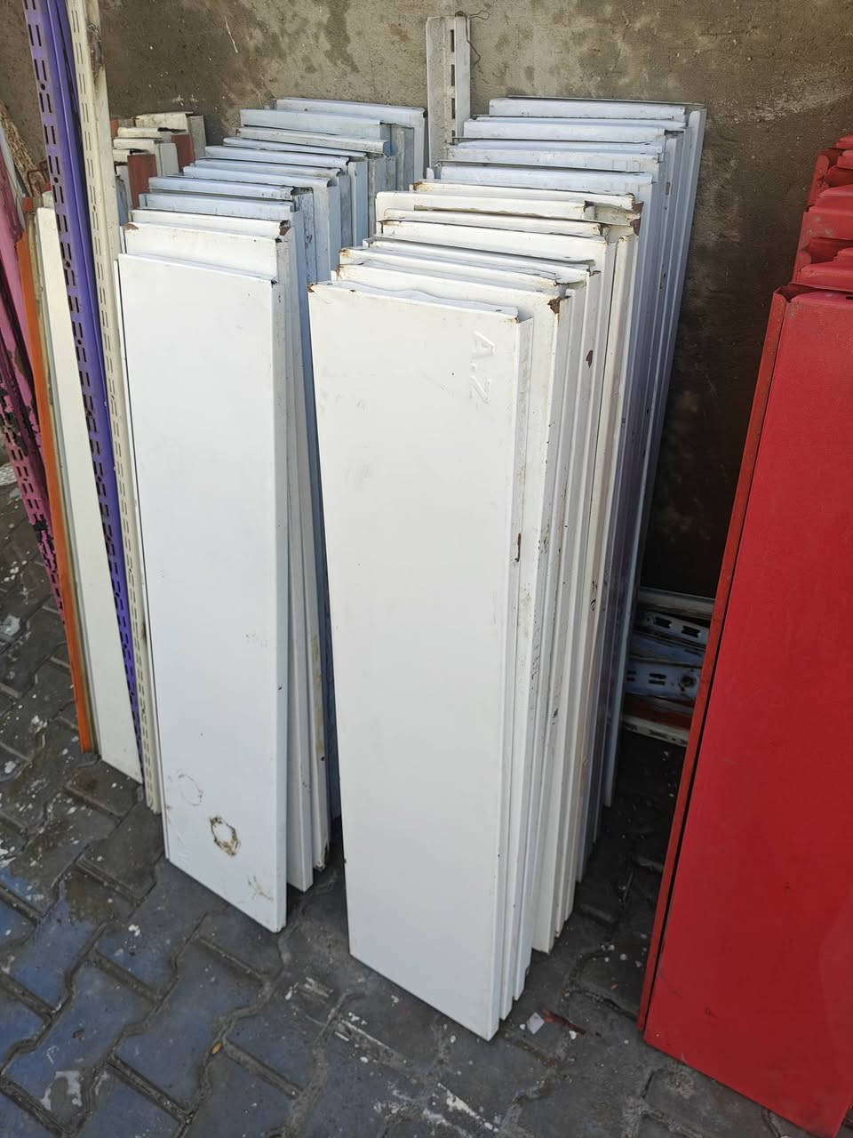 سلام عليكم رفوف للبيع 38 رف لون الاحمر  و50 رف الأبيض مع سجج وحمالات مكاني بغداد الاسكان تواصل على خاص او اتصل ***********
