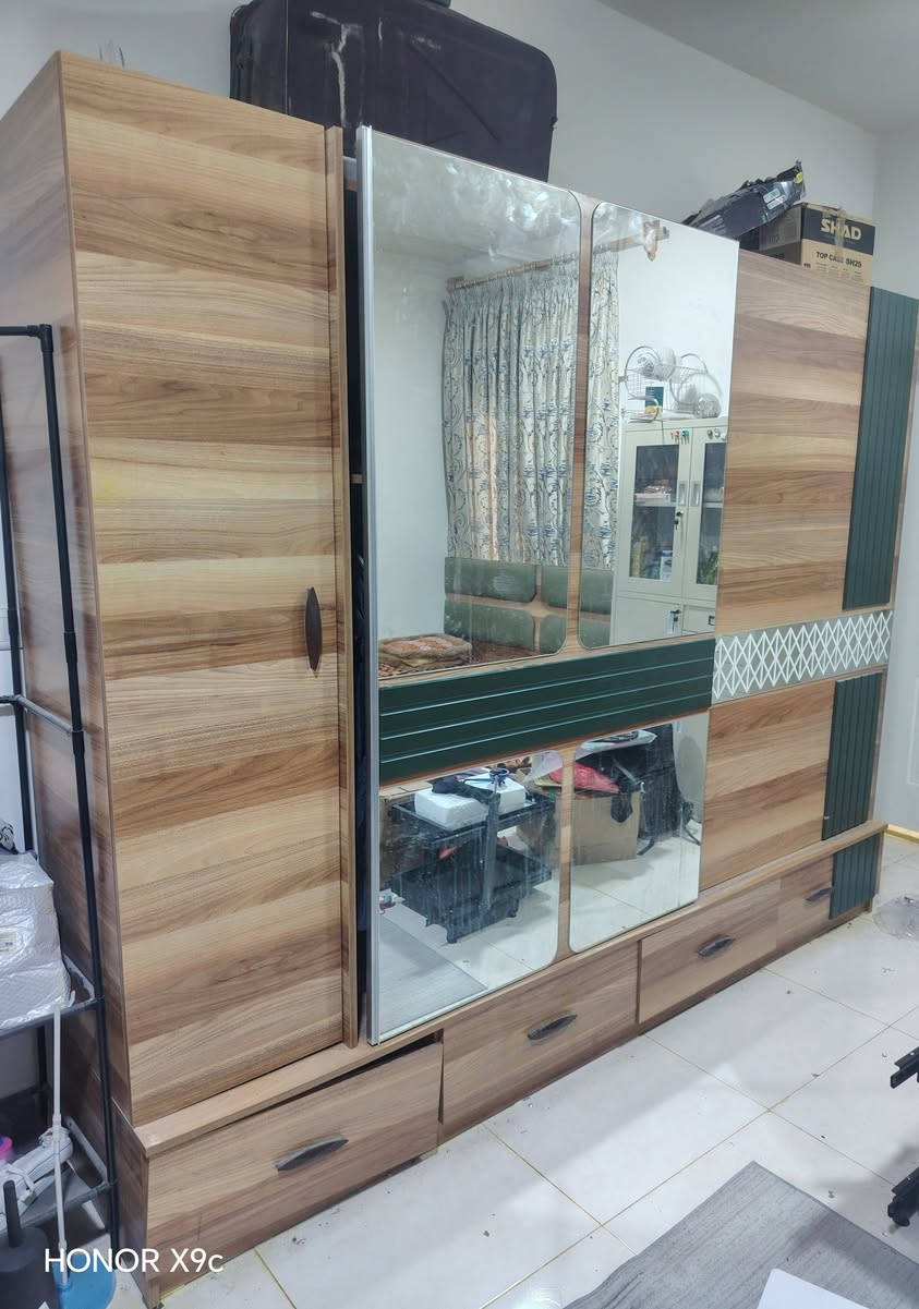 السلام عليكم.. غرفة نوم للبيع من خمس قطع كنتور  وسرير وميز تواليت ومجرات قطعتين... مستعمل... بيها اضرار بسيطة.. السعر 500 قفل بدون عمله.. كربلاء مجمع الغدير السكني حي الأمن الداخلي.. للاستفسار خاص.. أو *********** واتساب
