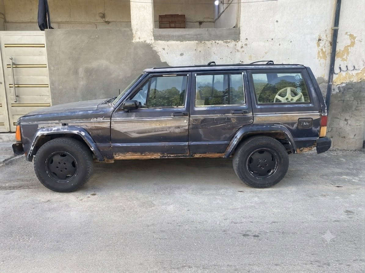 السلام عليكم
سيارة جيب شيروكي 
محوره مكينه بطه 2500جديده
السياره عوزها ترتيبات بسيطه
دواخلها نضيفه
السياره تحويل
مكاني واسط الكوت  
رقمي ***********
