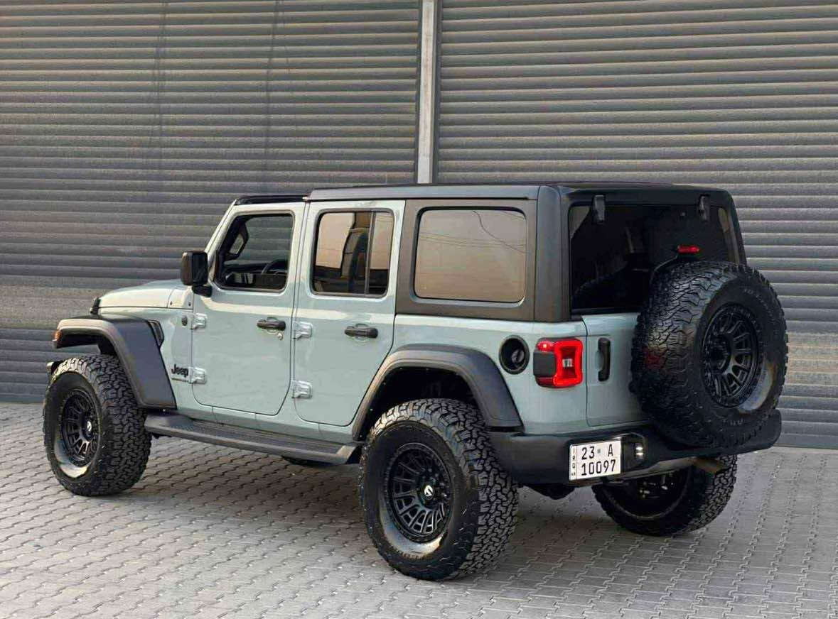 Jeep Wrangler sport 2023🩶
➡️محرك 4 بستم توربو بنزين 
سيارة مرتفعة من امريكا 
🩶لون سمنتي جديد مميز 🩶
⛓️ماشية 29 الف 
🖥️شاشة وسط  
🎆 جامات كهرباء عدد 4
🆎بصمة تشغيل 
📳 Car play  
⬆️سقف فايبر كلاس متحرك 
↕️تثبيت سرعة 
✅ 4X4 
⛰️طخم تايرات جبلي 
📷كامرة خلفي 
🔍Media (Tipe\C & USB)
➿traction control \ مانع انزلاق
➰نضام تسلق 
🔘 Auto Start 
♾️دشبول الكتروني 
✔️سيارة بيهه نص جاملغ خلفي فقط بدون دواخل بدون ايرباك

📲***********
📍سليمانية  
سعر 285 ورقة قفل رجاء سعره قفل علمود معاملة لتخابر ❤️ السليمانية, العراق
