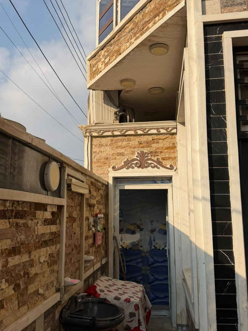 بيت للبيع100م بحي اور شارع سبيس 
مقابيل ملعب ناصريه الخماسي 
واجهه 10نزال10
عرض شارع 10م
بناء درجه اولى بناء2023
يتكون من جوه غرفه وصاله ومطبخ وصحيات واستقبال 
فوك 3غرف وصاله وصحيات 
سعر260مليون
للاستفسار وتساب ***********
