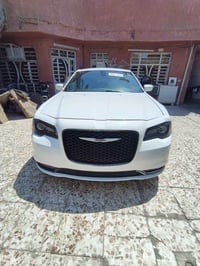 كرايسلر أوباما 300 S   _مديل 2019 لون ابيض قماره حديد   دخول جديد كتاب...