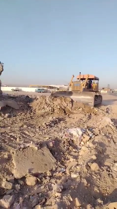 هاذ سلام عليكم شباب الدمن ماتقصر اشرف اب معرفتكم  عندي بلدوزرات للايجار الي د *********** بي واتساب
