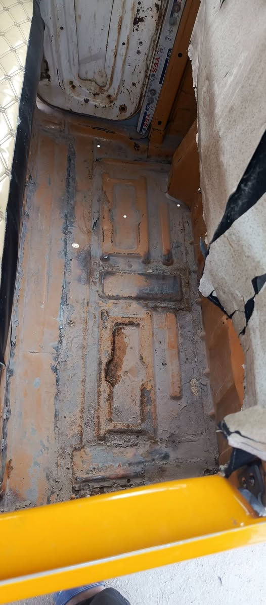 السلام عليكم تكيك للبيع موديل 18 رقم وسنويه ومكينه جديده الناصريه مركز  ***********  السعر مليونين 900 خاص ما عندي
