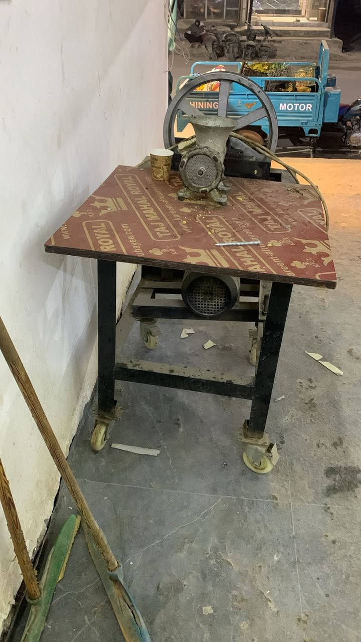 سلام عليكم مكينه ماطور كهربائي 
مكينه مال فلافل 
سعار 200 
رقم لهاتف ***********
مكان سبع قصور شارع ابو علي
