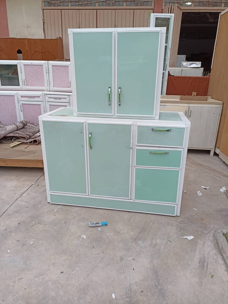 کونتر ٤امتارو۲۰سم مع مكان ثلاجة یعنی ٥امتارمواد اصلیة كلش نظیف . کەونتر چوارمەتر وسی سانتیم وجێی سلاجەش واتا پێنج مەترزۆر پاکو مەوادی ئەسلی کلار  ***********
