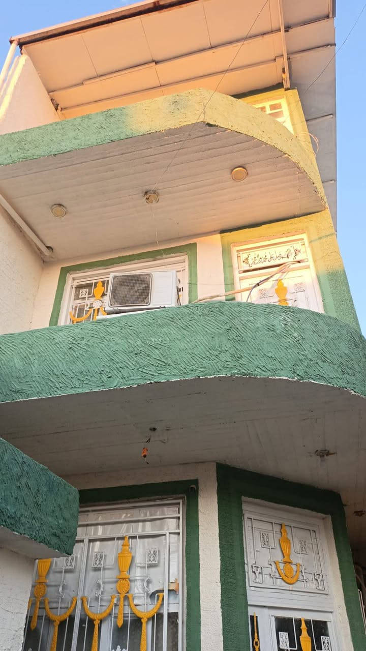 بيت للبيع بمنطقة شارع 80 بضهرة الشارع مباشرة  مساحة ١٥٠ متر واجهة ٥ متر ونزال ٣٠ متر يتكون من  ٣ طوابق يحتوي على صالة و ٦ غرف نوم ومطبخين و٣ صحيات داخلية وخارجية وطرمة وهول ومنور سقف الطابق الثالث ساندويتش ومن الداخل سقف ثانوي للاستفسار خاص او  التواصل على الرقم ***********
