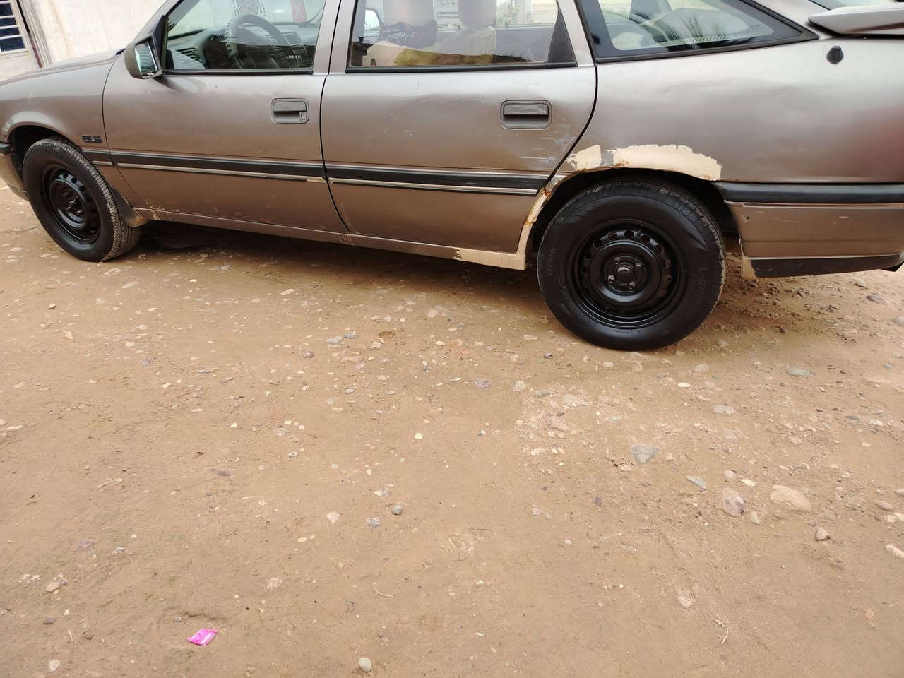 سلام عليكم فكترا للبيع سياره حلوه وناعمه وبلاديه موديل 90 سنويه صاقطه بل 19 شرط التحويل يرهم مراوس هم  مكاني سامراء العباسيه السعر عل خاص ***********
