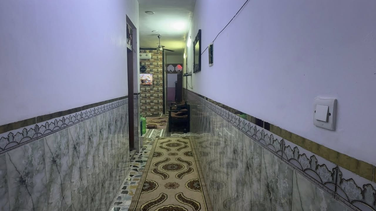 السلام عليكم دار للبيع المساحه 130 م بناء حديث كله طابوق مع اساس رفت الموقع على جهه القديم مقابيل عمود 10 للستفسار ***********
