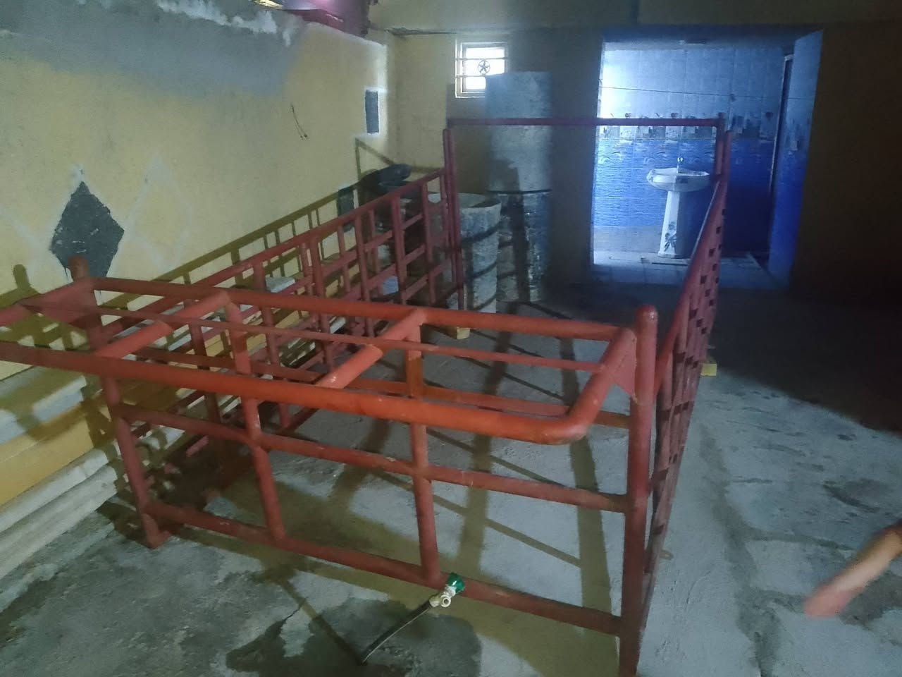 محجر تفصال مال كيا عموشه للبيع ب 300 وبي مجال مكاني بغداد حي الفرات للاتصال على الرقم التالي ***********
