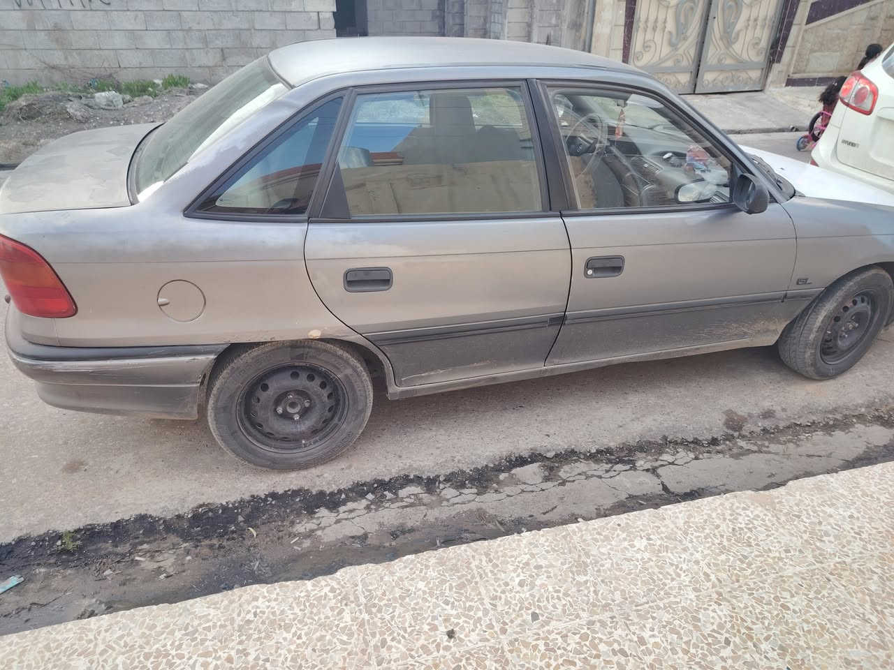 السلام عليكم
استرا مديل 1993 محرك 16 كير عادي
بدون ضرر بدون صبغ والقشر كدام العين داخل نضيف 
كوبون موجود
رقم نينوى الماني
وكاله وتحويل 
السعر 40 
غير متواجد على الفيس اتصل على الرقم
***********
اخي الكريم ماعجبك السعر صلي على النبي واعبر
