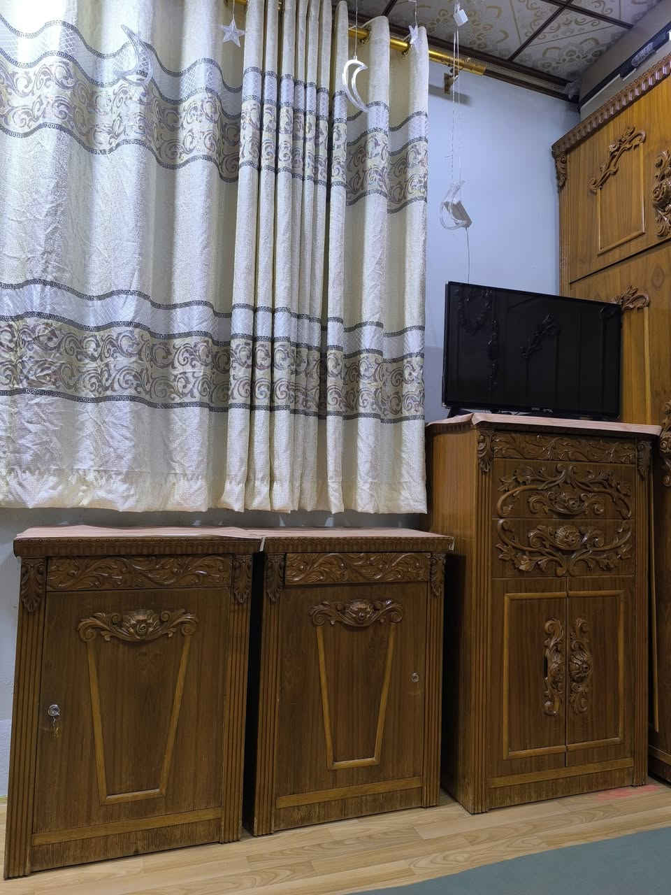 السلام عليكم 
ميز تواليت خشب ثقيل جكامج سريه مع 2 كومدي  و دولاب شاشة للتواصل خاص 
او اتصال ‏‪0770 240 7399‬‏

