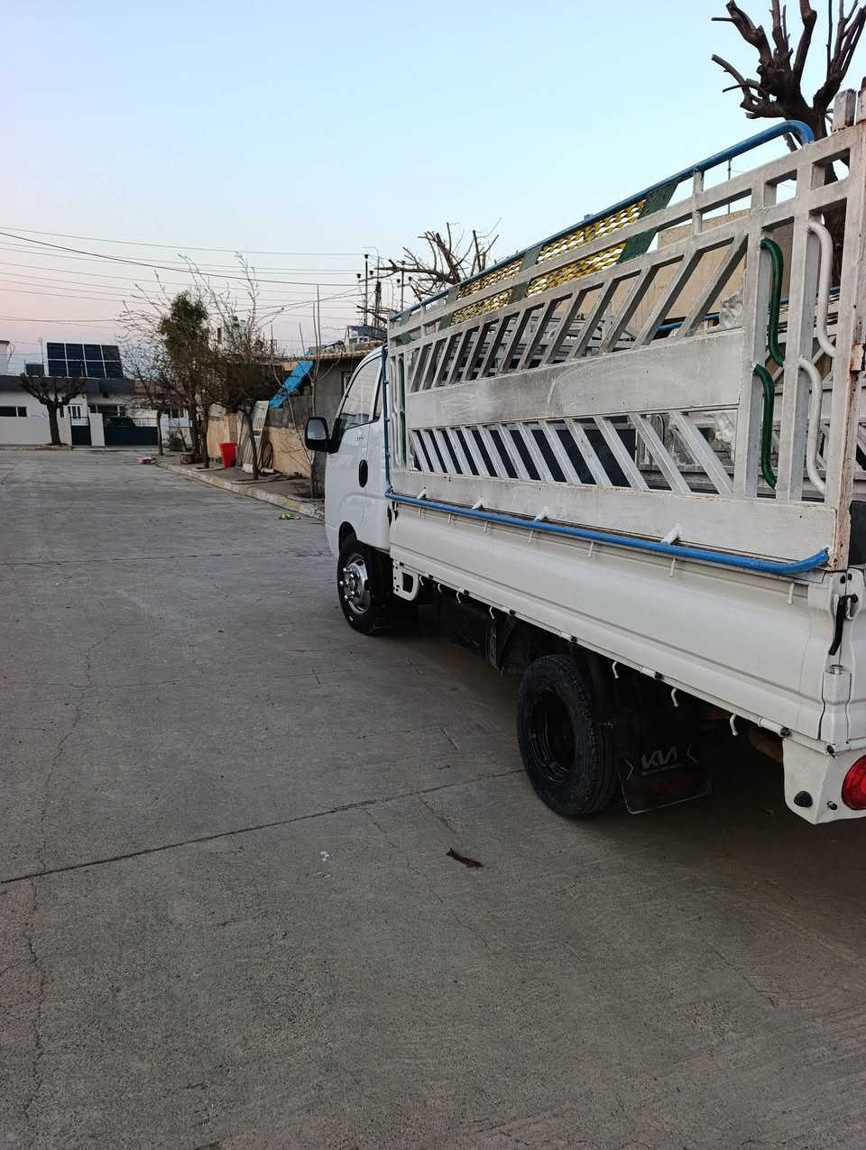 كيا 4000
مۆدیل 2011
 تةنيا كارت كراوة  بي دةعم و بێ بۆیاغە   شەش تایەی 
لۆک بەشەرتی. هەموو گیانی   سەنەوی شەش  مانگی ماوە
ژمارەی خاوەنی ***********
