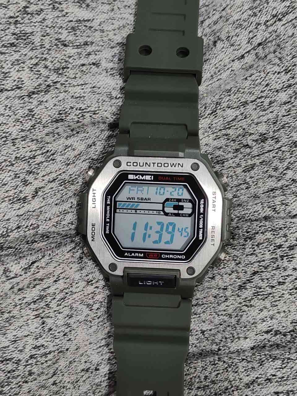 ساعة ماركة سكيمي
نوع العرض: ديجيتال (شاشة LCD كبيرة وواضحة)
Dual Time: توقيتين بنفس الوقت
مقاومة الماء: WR 5BAR
منبه (Alarm)
ستوب ووتش (Chronograph)
Countdown Timer عدّ تنازلي
صيغة 12/24 ساعة
إضاءة ليلية (Light)
سوار: سيليكون/مطاط بلون زيتي
الخامة: هيكل بلاستيك مقوى مع إطار بلون فضي
السعر ٣٠ مكاني بغداد و موجود توصيل


**إذا كنت صاحب هذا الإعلان وتريد حذفه لأي سبب، رجاءا أرسل رسالة إلى الدعم الفني**